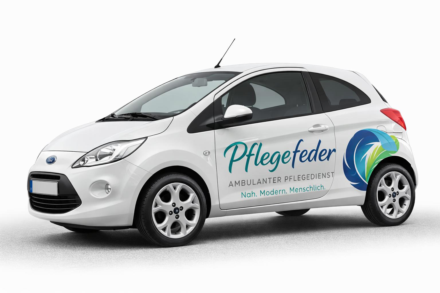 Der Pflegefeder-Dienstwagen: ein weißer Ford Ka mit Firmenbranding